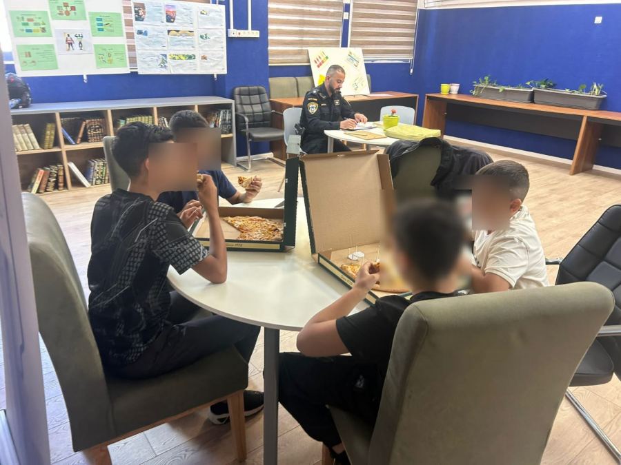 الشرطة بالقدس تبادر لنشاط اجتماعي شبابي بحي الطور